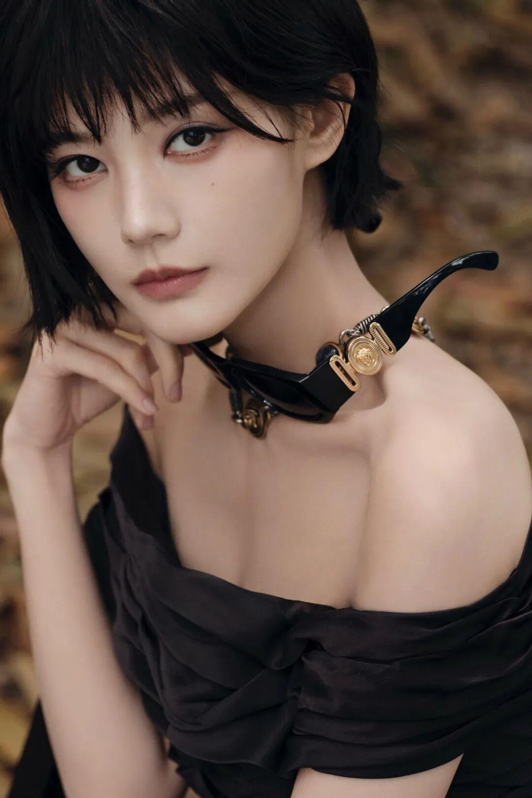 欧冠官网入口-李一桐短发配露肩裙，好美好迷人！